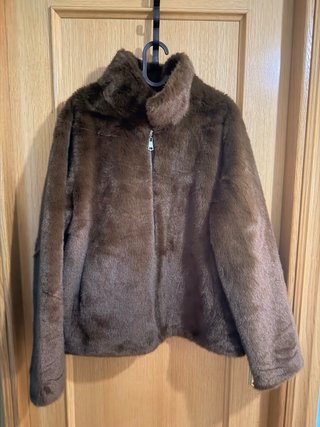 Chaqueta corta de pelo marrón chocolate
