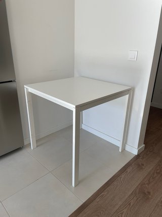 Mesa de cocina blanca
