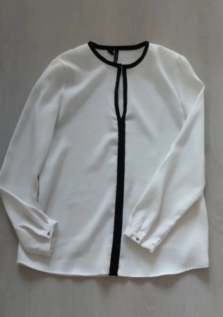 Blusa Mango Blanca con Detalle Negro
