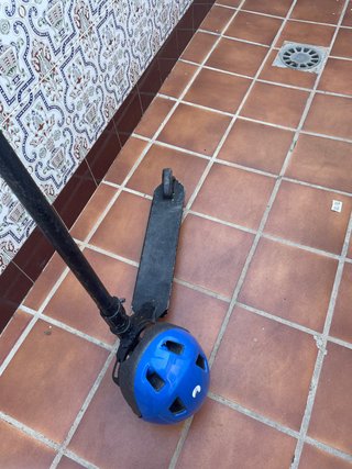 Patinete con casco azul
