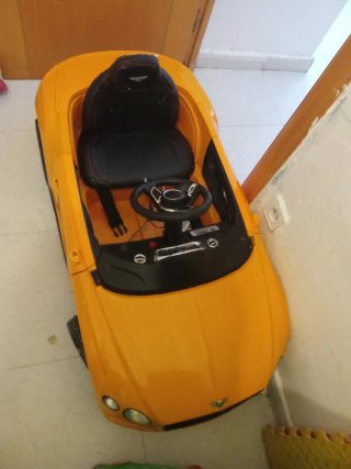 Coche eléctrico infantil amarillo