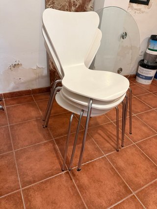 Set de 4 sillas blancas apilables