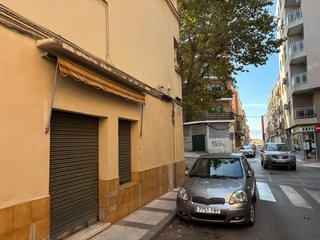Casa de dos plantas en avenida primero de mayo