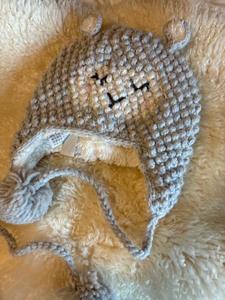 Gorro de punto gris con orejas