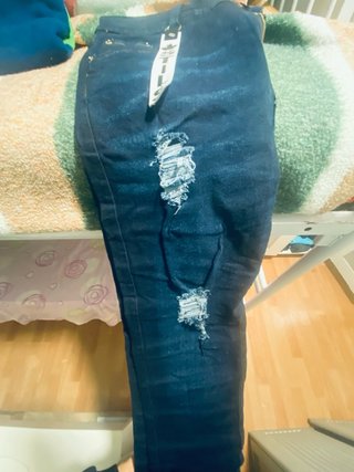 Pantalón Stils con rotos
