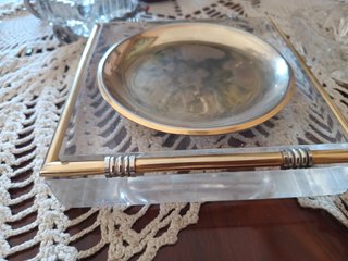Objeto decorativo vintage de latón y pexiglass