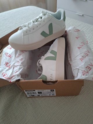 Zapatillas Veja Blancas y Verdes Talla 36