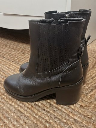 Botines de piel negros