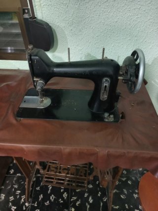 Máquina de coser antigua Sigma con mueble.