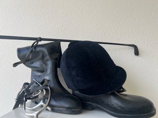 Conjunto de Equitación: Botas, Casco y Fusta