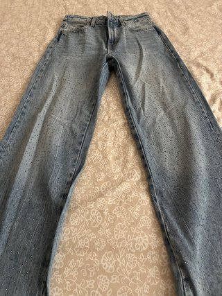 Pantalón vaquero con brillantes
