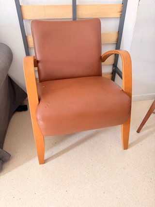 Silla de madera con tapizado marrón