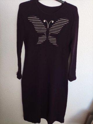 Vestido Morado con Estampado de Mariposa.