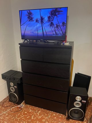 TV 32 pulgadas Tesla y Cajonera