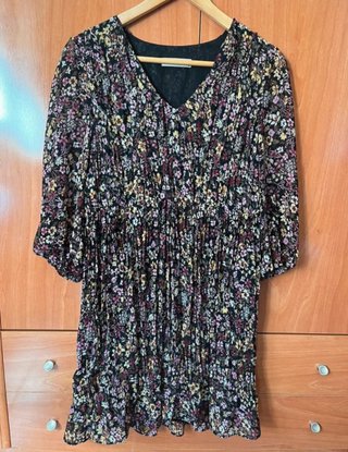 Vestido negro corto con estampado floral