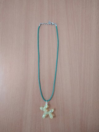 Collar de cordón con colgante de perrito globo