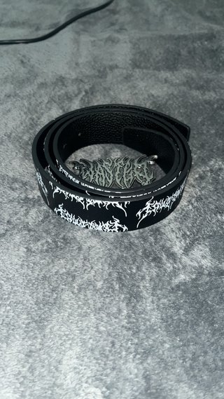 Cinturón negro estampado blanco y hebilla plata