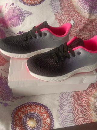 Zapatillas Deportivas Negro y Rosas NUEVAS!