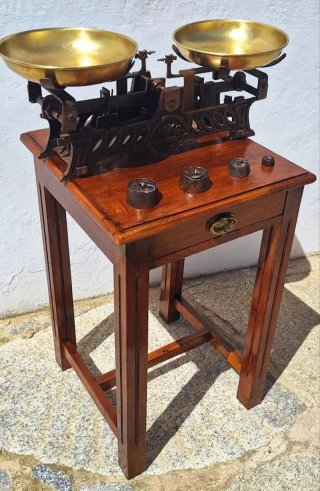 Báscula Antigua con Mesa de Madera