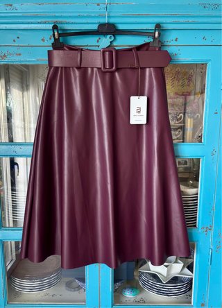 Falda midi efecto cuero burdeos