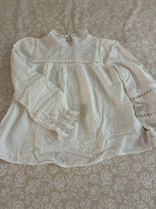 Blusa blanca con detalles de encaje