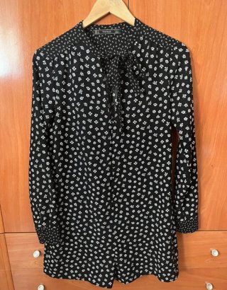 Mono corto negro con estampado floral blanco