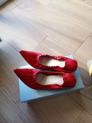 Zapatos Planos Rojos. Las tapas del tacón nuevas