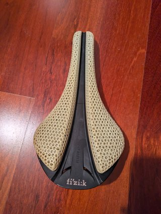 Sillín de ciclismo FIZIK VERSUS EVO ADAPTATIVE 139