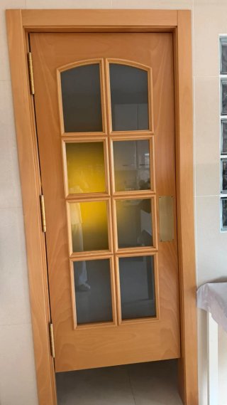 Puerta de madera abatible con cristales