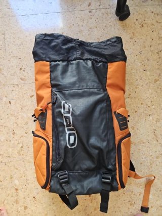 Mochila de senderismo Ogio negra y naranja