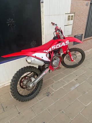 Moto de Motocross Gas Gas Roja