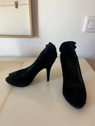 Tacones Zara de terciopelo negro