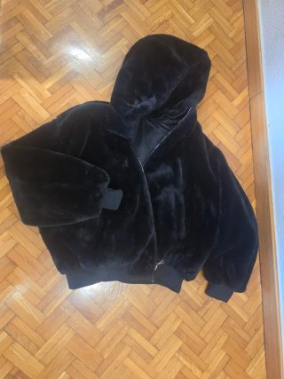 Chaqueta de pelo sintético negra Zara
