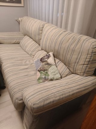 Sofá de tres plazas con estampado de rayas