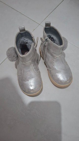 Botines plateados para niña