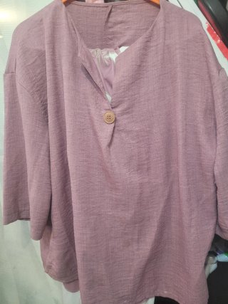Blusa  mujer color malva y pantalón blanco flores