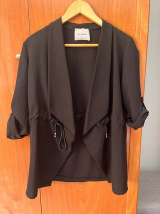 Blazer negro fluido con cintura ajustable