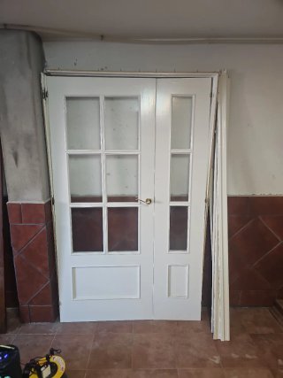 Puerta doble blanca con cristales