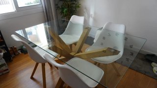 Mesa de Cristal y 4 Sillas de Madera