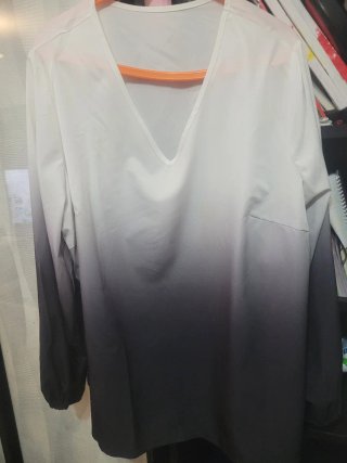 Blusa con degradado blanco y negro