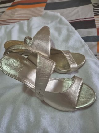 Sandalias de tacón Guess doradas