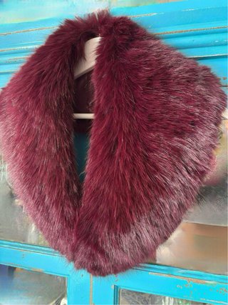 Cuello de Pelo Burdeos muy frondoso