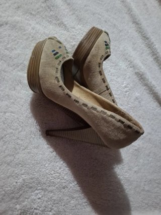 Zapatos de tacón beige