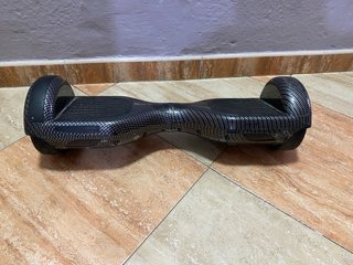 Hoverboard con acabado efecto carbono