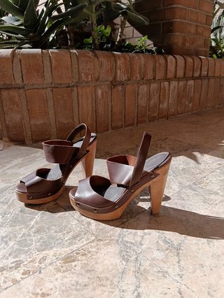 Sandalias Zueco Vintage Bershka 90s-Cuero y Madera