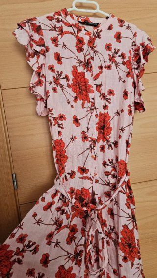 Vestido de lino con flores Zara
