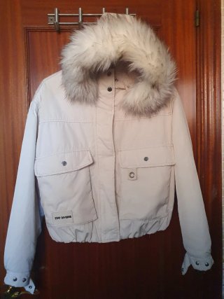 Cazadora con capucha Bershka crema