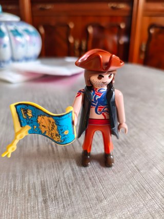 Playmobil pirata con chaleco, gorro y mapa