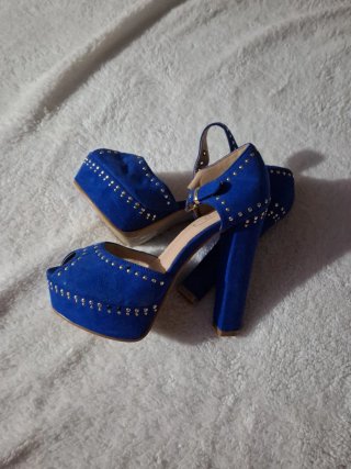 Zapatos de tacón azul con tachuelas