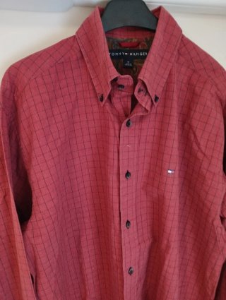 TOMMY HILFIGER CAMISA MANGALARGA BURDEOS EXCELENTE